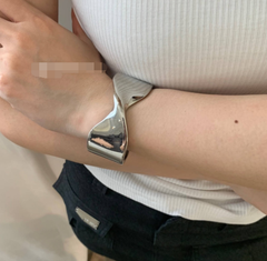 Bow Metal Texture Open-ended Bracelet in Alloy